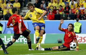 Ibrahimovic anota para Suecia ante Marchena y Ramos.