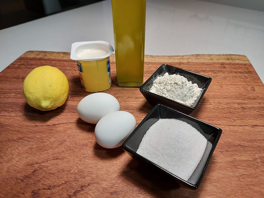 Receta de bizcocho de yogur de limón fácil y rápido