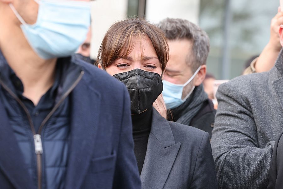 La cantante Gisela, desolada en el funeral de Álex Casademunt