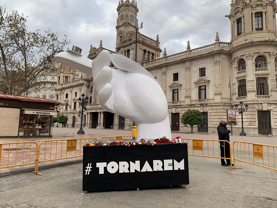 Pebetero instalado en la Plaza del Ayuntamiento de Valencia