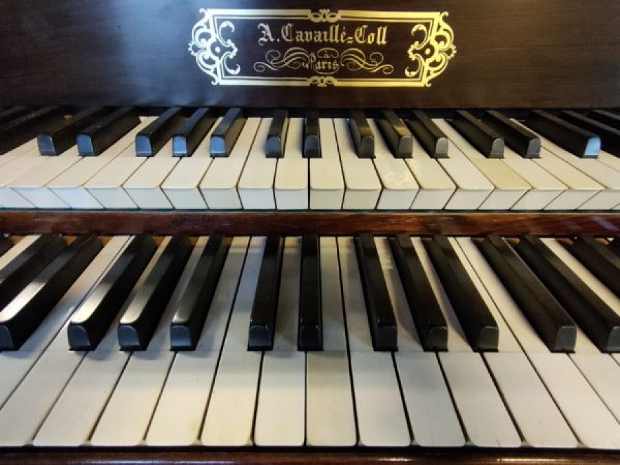 L'orgue disposa de 10 registres i 548 tubs