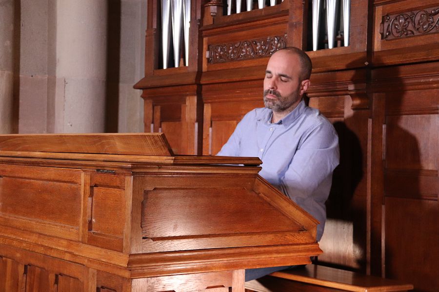L'organinsta Juan de la Rubia toca orgue Cavaillé-Coll