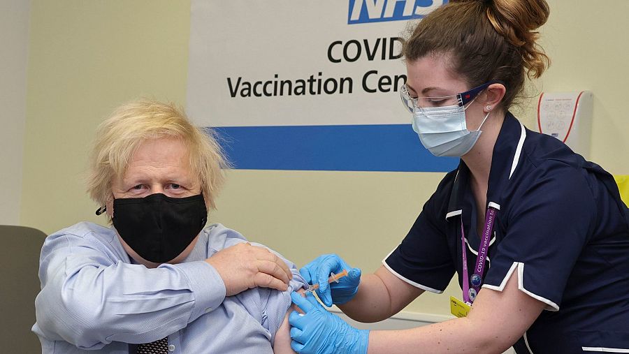 El primer ministro británico, Boris Johnson, recibe la vacuna de AstraZeneca en un hospital de Londres.