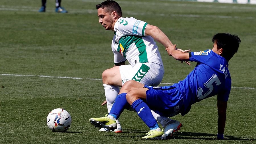 El centrocampista del Getafe Takefusa Kubo (d) y el del Eleche Iván Marcone disputan un balón