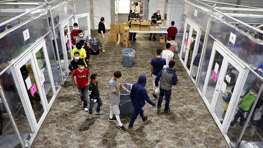 Menores migrantes no acompañados en Donna, Texas. Foto facilitada por la Agencia de Protección de Fronteras (CBP). Autor: Jaime Rodriguez Sr/CBP/via REUTERS