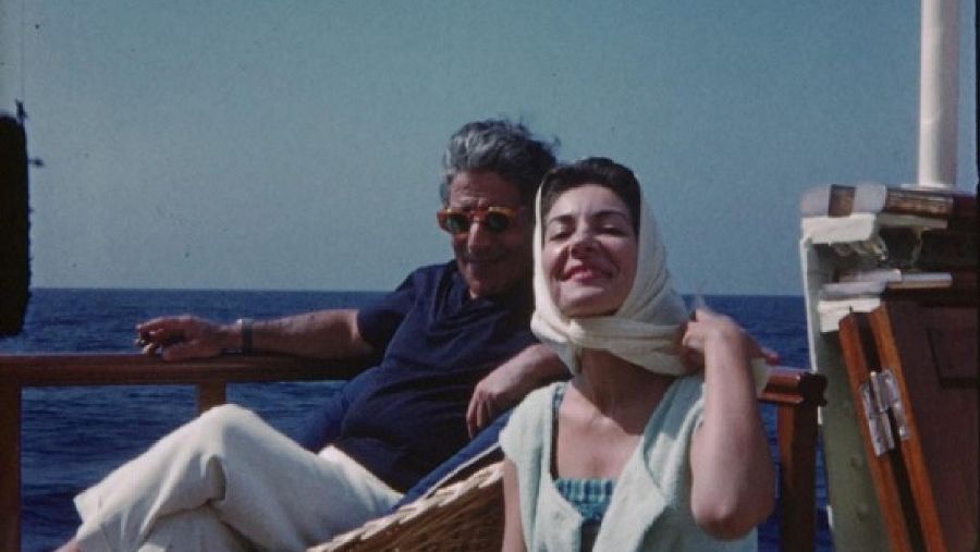 Callas en una época feliz, a bordo de un yate, con su gran amor, Aristóteles Onassis