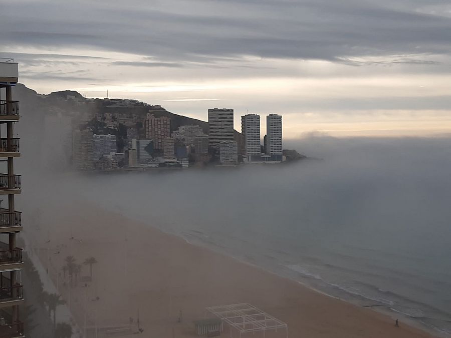 La playa de Benidorm envuelta en Bruma