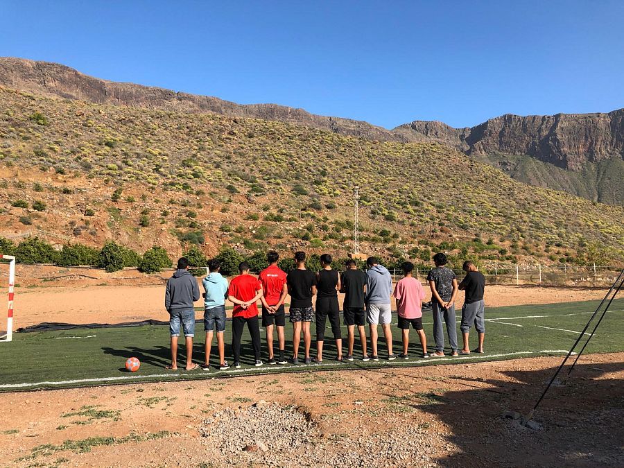 Los menores juegando al fútbol