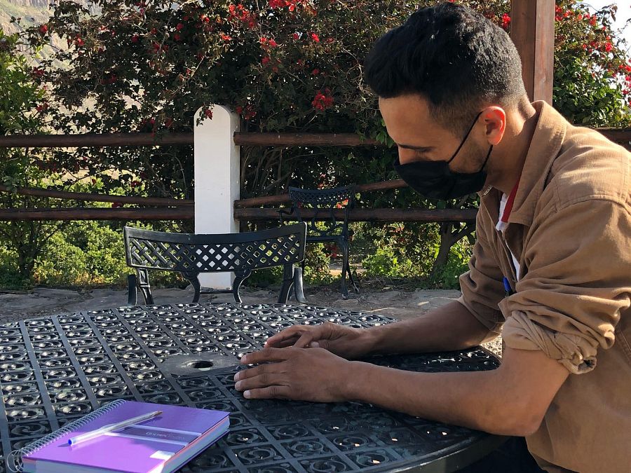 Yassin: el monitor que vino en una patera hace 15 años