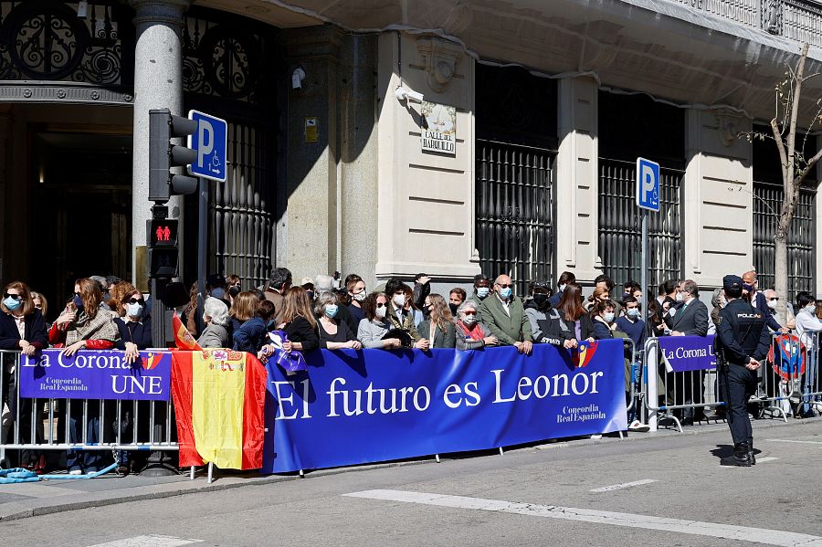 La princesa de Asturias ha sido recibida por un grupo de personas bajo el lema 
