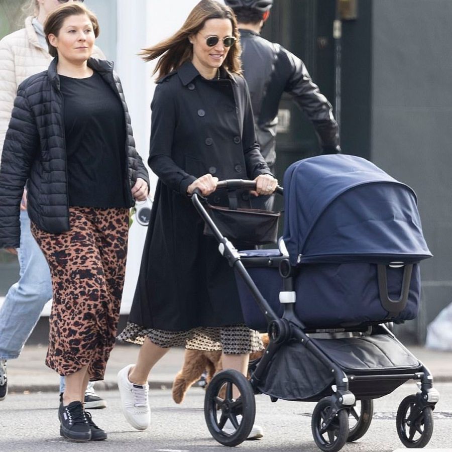 Pippa Middleton paseando junto a su segunda hija