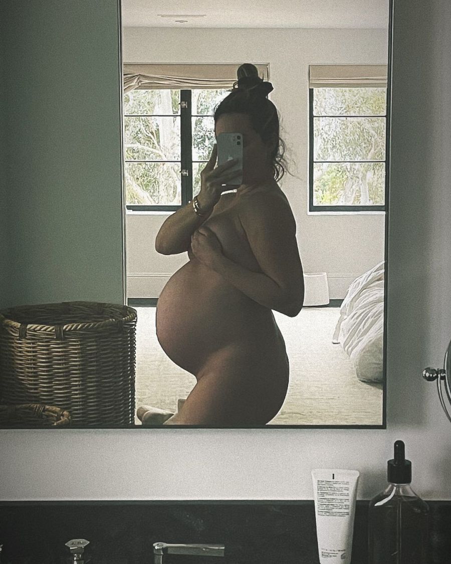 Ashley Tislade presumiento de barriga en Instagram