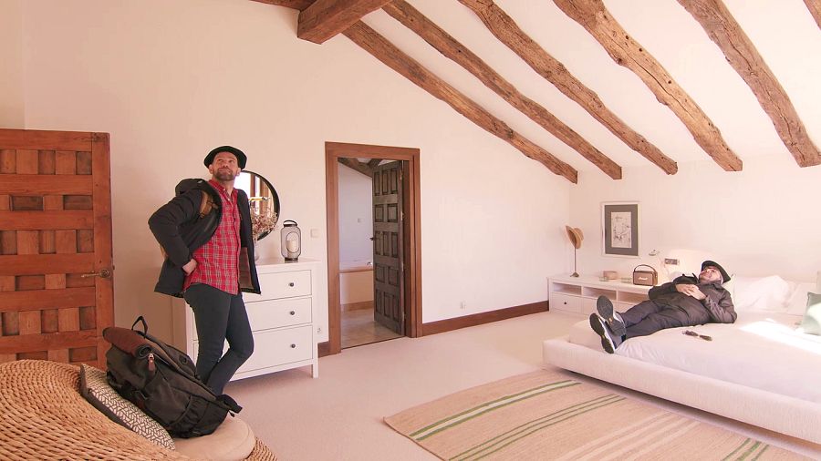 Gonzalo y Flo en un caserío