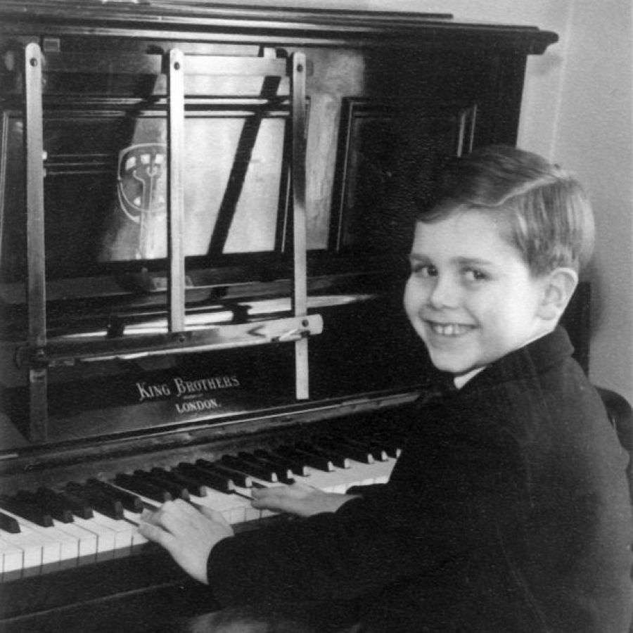 El piano, una constante en la vida de Elton John y su pasaporte a la fama