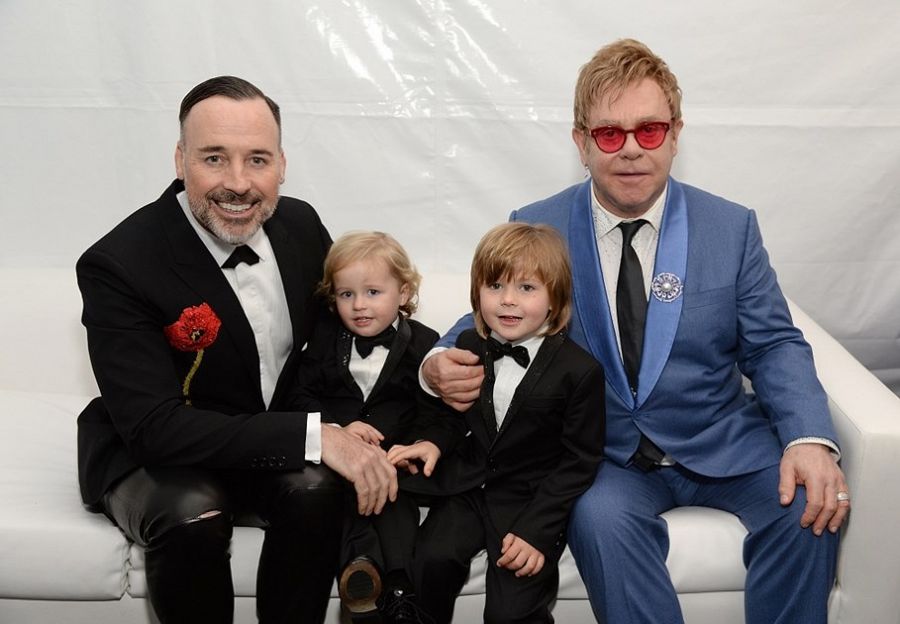 Elton John con su marido y sus hijos
