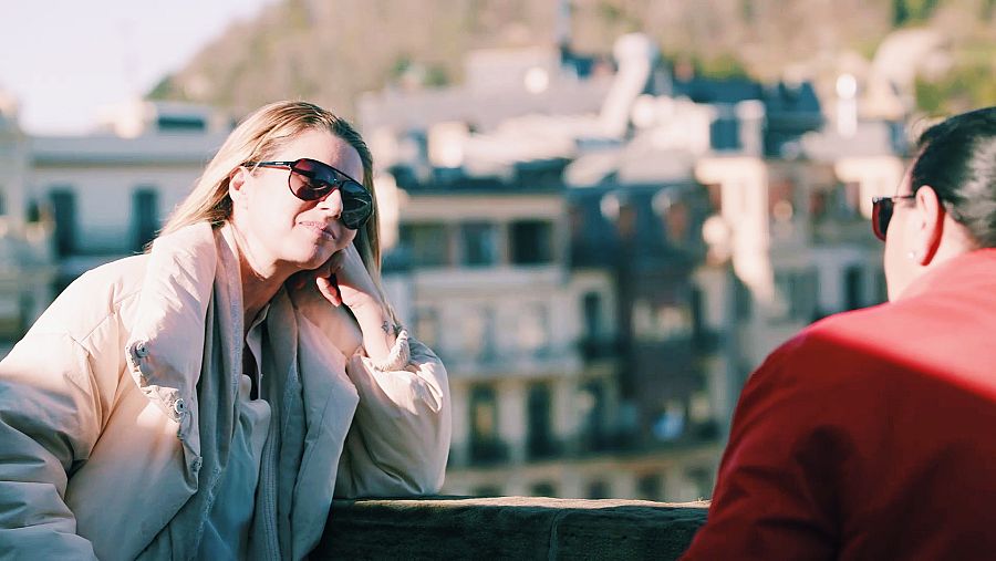 Anne Igartiburu hablando abiertamente con María del Monte en 'Dos parejas y un destino'.