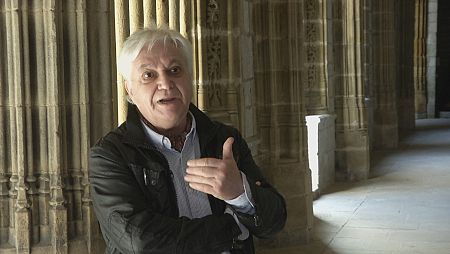 Álex Turiilas, escritor, en el claustro de Santa María de Deba