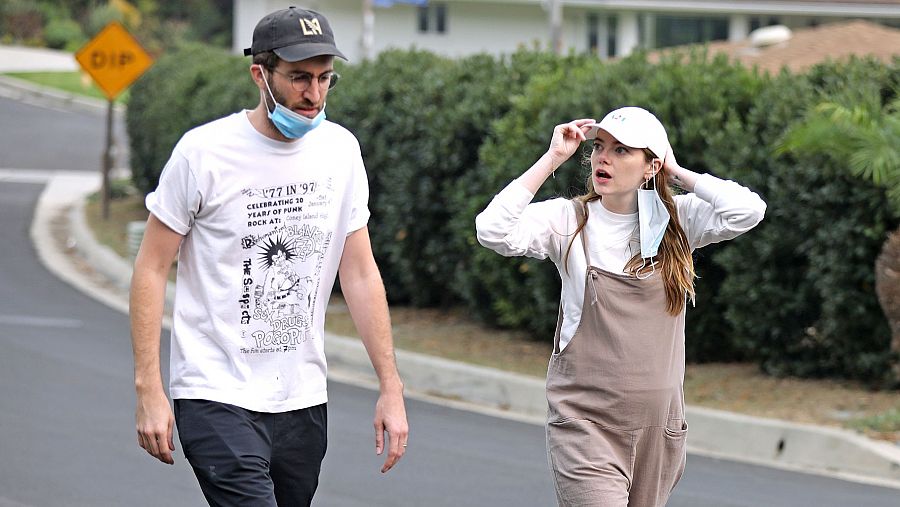 Emma Stone pasenado por la calle junto a su pareja, el humorista Dave McCary