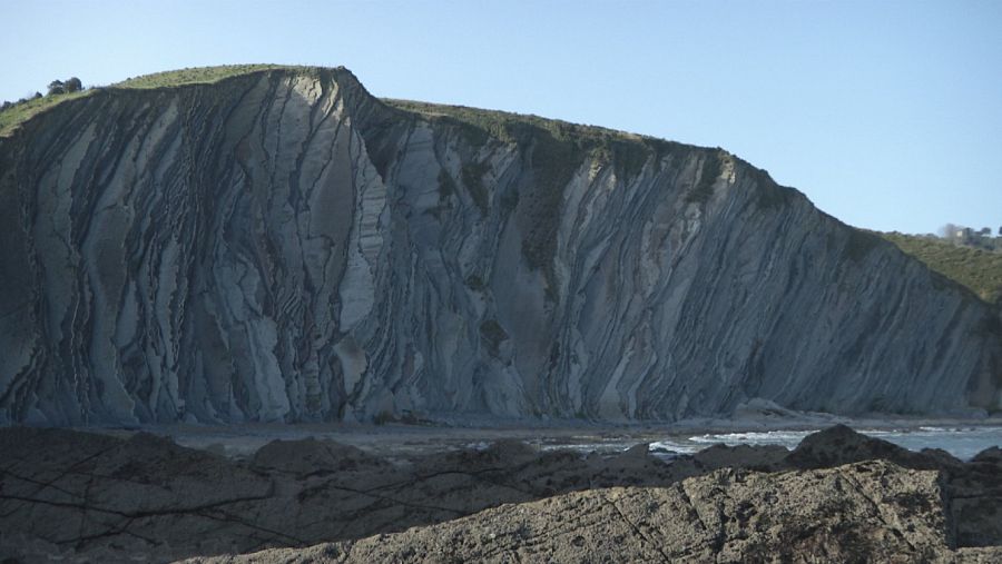 Formaciones de flysch en la playa de Sakoneta, Deba