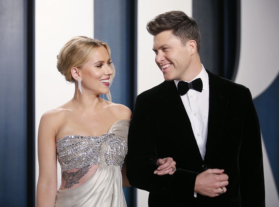 Scarlett Johansson y Colin Jost en la fiesta Vanity Fair de los Oscar