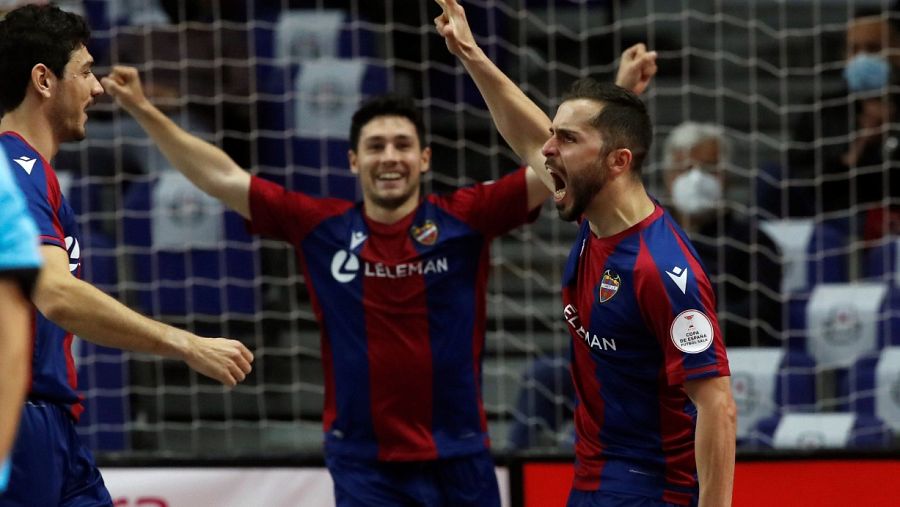 El ala del Levante UD FS, Rafa Usín (d), celebra el segundo gol de su equipo ante Fútbol Emotion Zaragoza en los cuartos de final de la Copa de España.