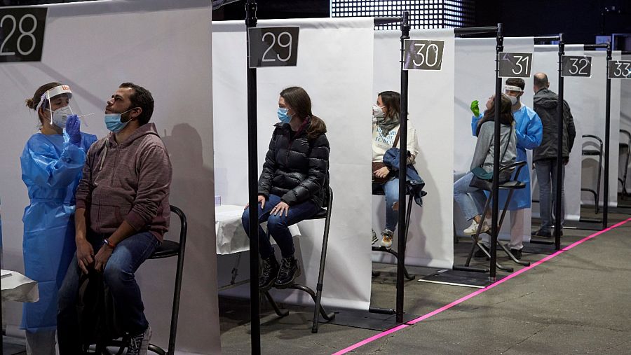 Vista general del operativo en la sala Razzmatazz para hacer test de antígenosest d'antígens