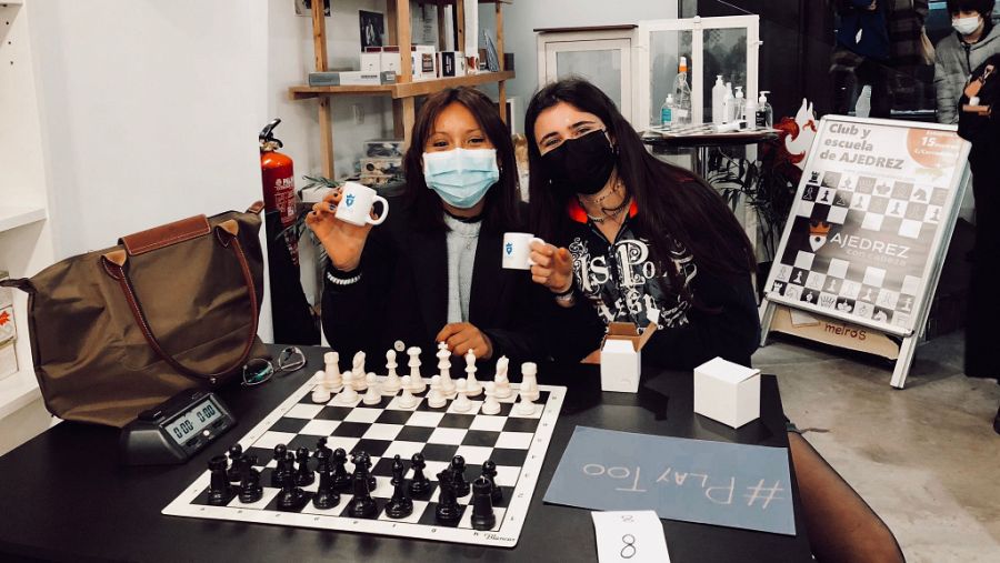 Kelly y Anna durante una partida de ajedrez