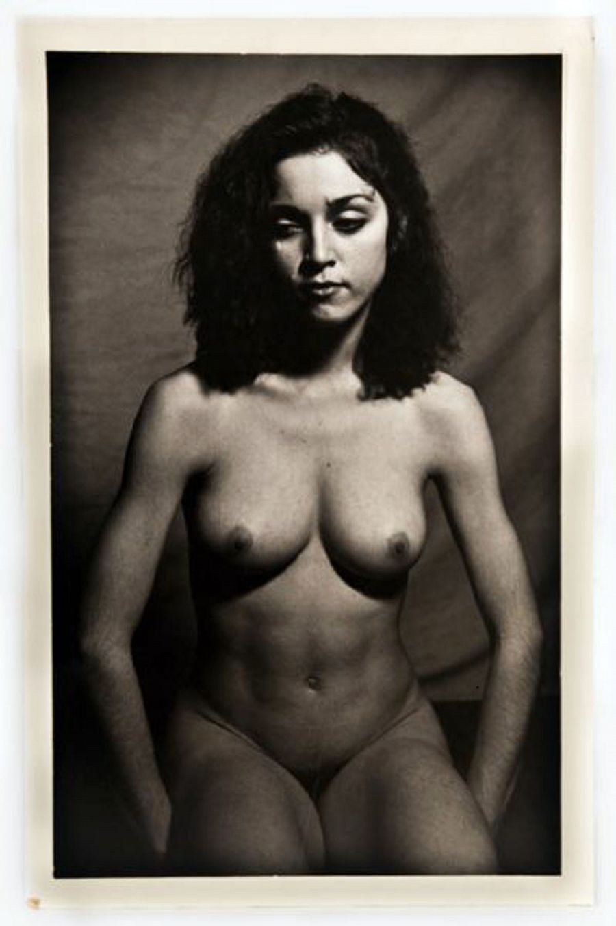 El desnudo de Madonna, aburrida, en un estudio de arte