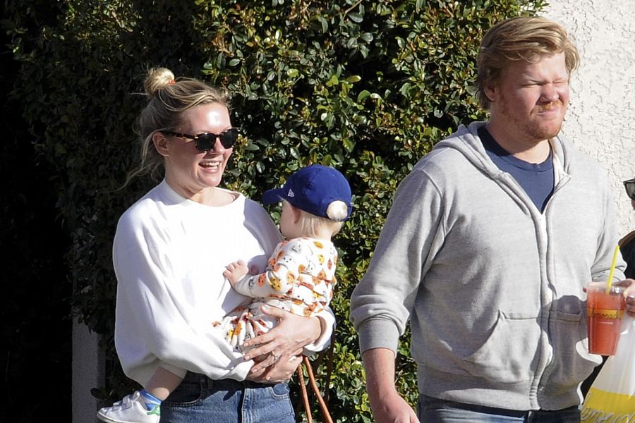 Kirsten Dunst y Jesse Plemons paseando por la calle junto a su hijo