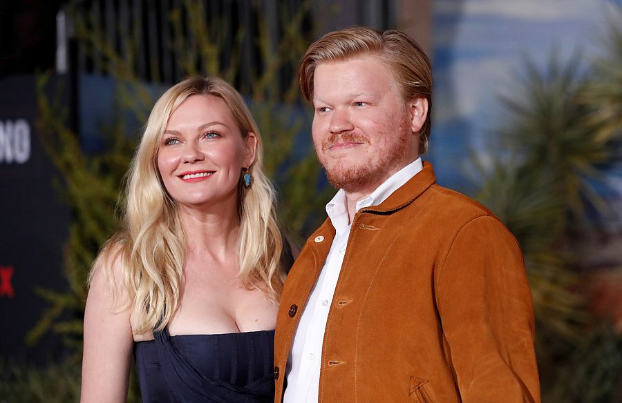 Kirsten Dunst y Jesse Plemons posando juntos