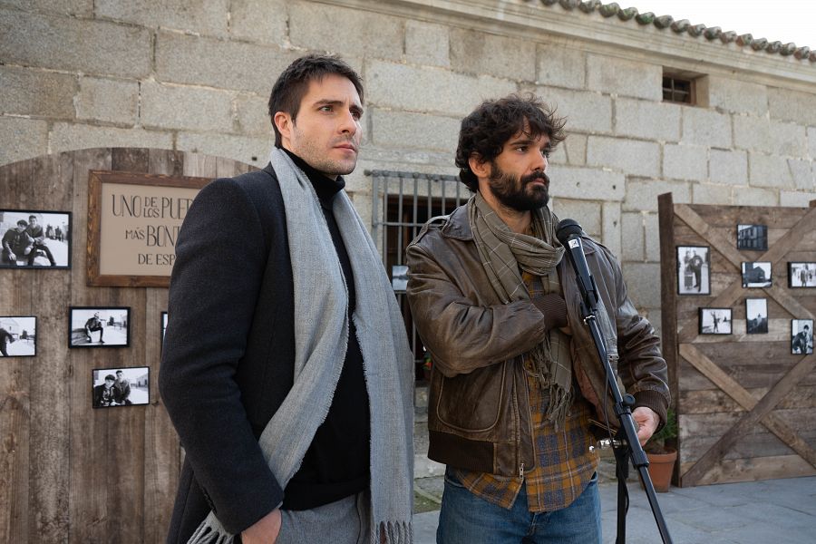 Tirso y Sergio dando un discurso en la plaza dle pueblo.