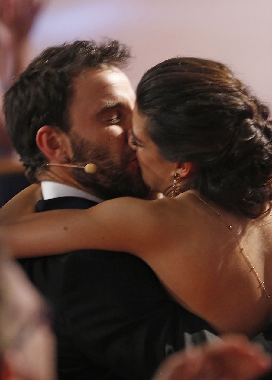 El beso de Dani Rovira y Clara Lago en los Premios Goya
