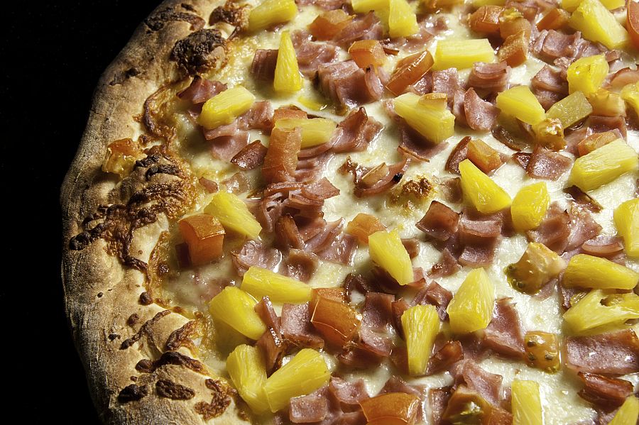 pizza hawaiana con piña