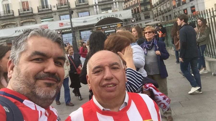 José Luis, junto con su hijo Guillermo, vistiendo la camiseta del Atlético de Madrid.