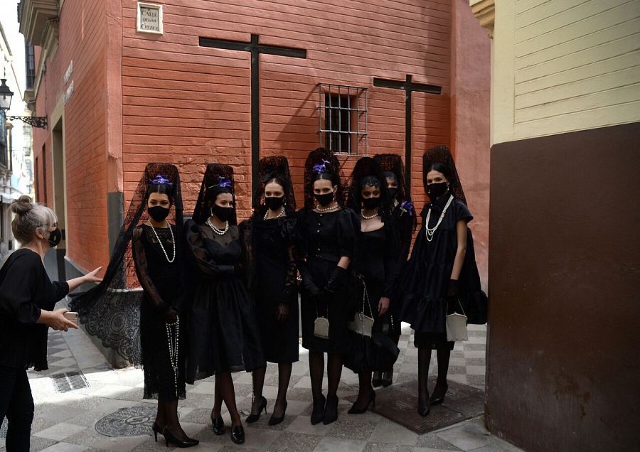 Un grupo de modelos desfila por las calles de Sevilla