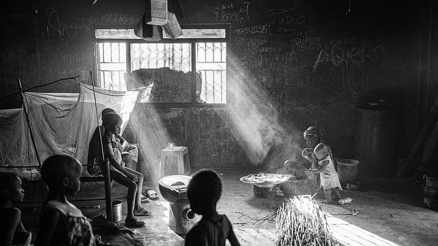 Una familia en una casa abandonada a las afueras de Bentiu