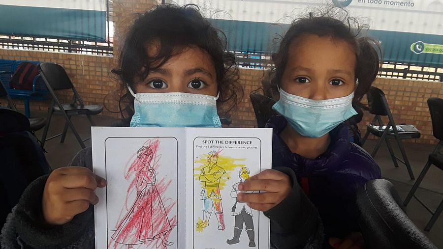 Mariluz y su amiga coloreando un cuaderno