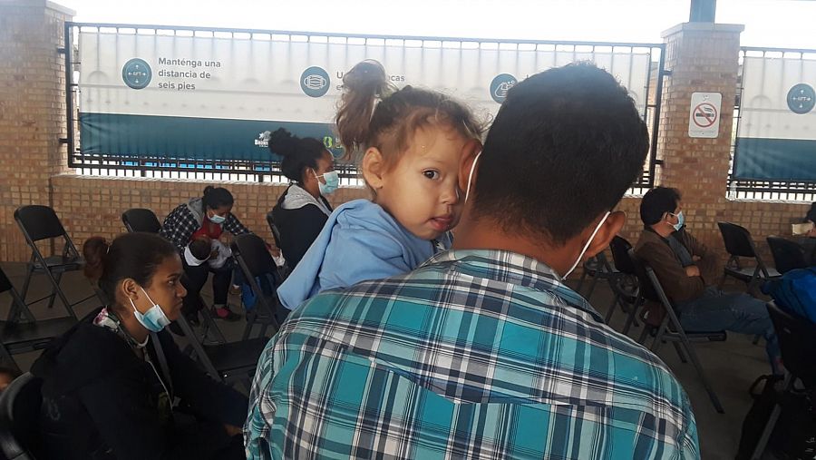 Padre junto a su hija en la frontera