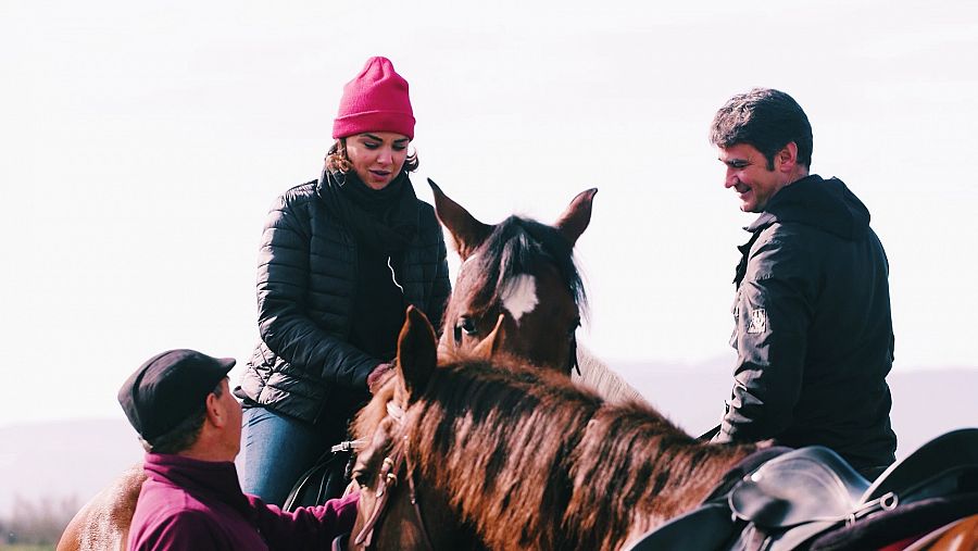 Chenoa y Jesulín montan a caballo en 'Dos parejas y un destino'.