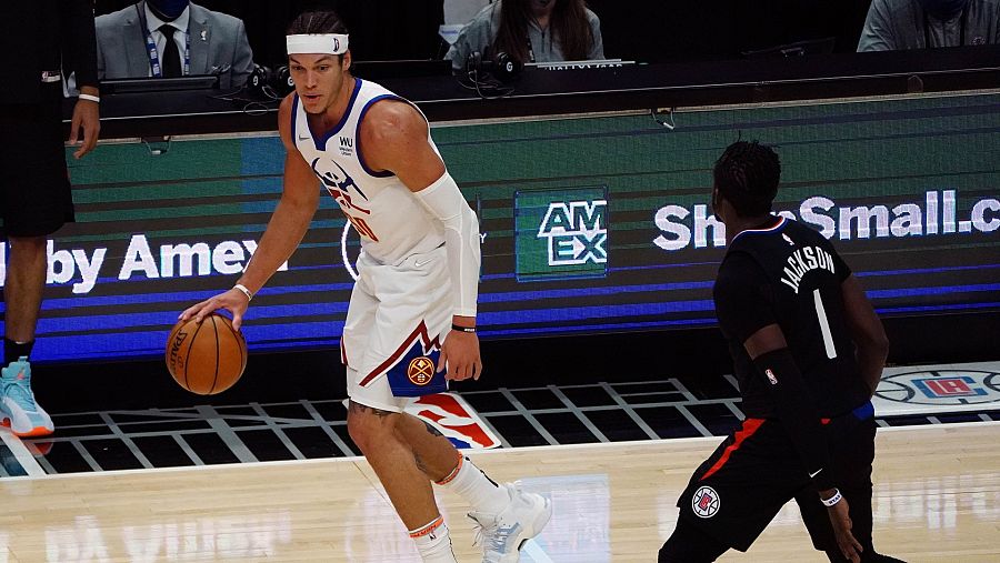 Gordon bota la pelota ante un defensor