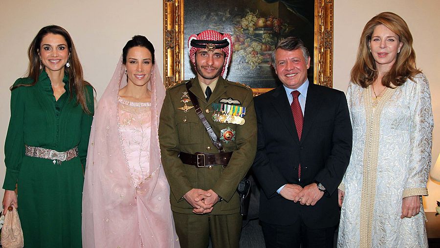 Imagen de 2012 en la boda de  Hamzah bin Hussein y la princesa Basma Otoum, ambos en el centro. A su derecha, la reina Rania; y a su izquierda, Abdalá II y la reina Noor, viuda de Hussein.