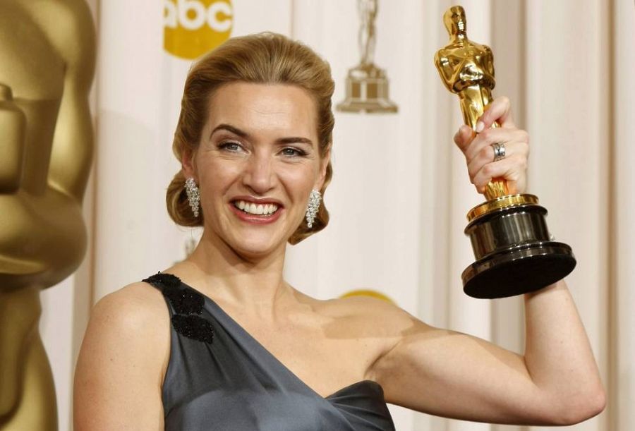 Kate Winslet levanta la estatuilla en los Premios Oscar