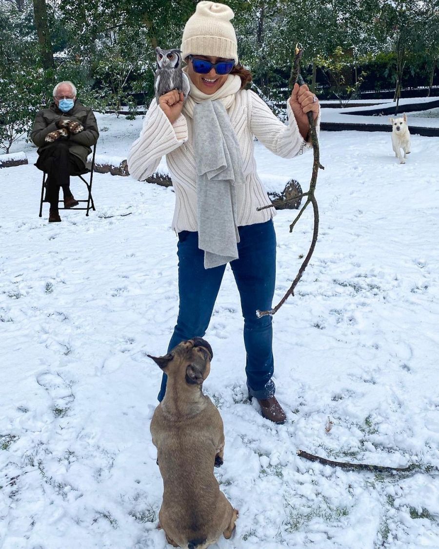 Salma Hayek en la nieve junto a sus mascotas