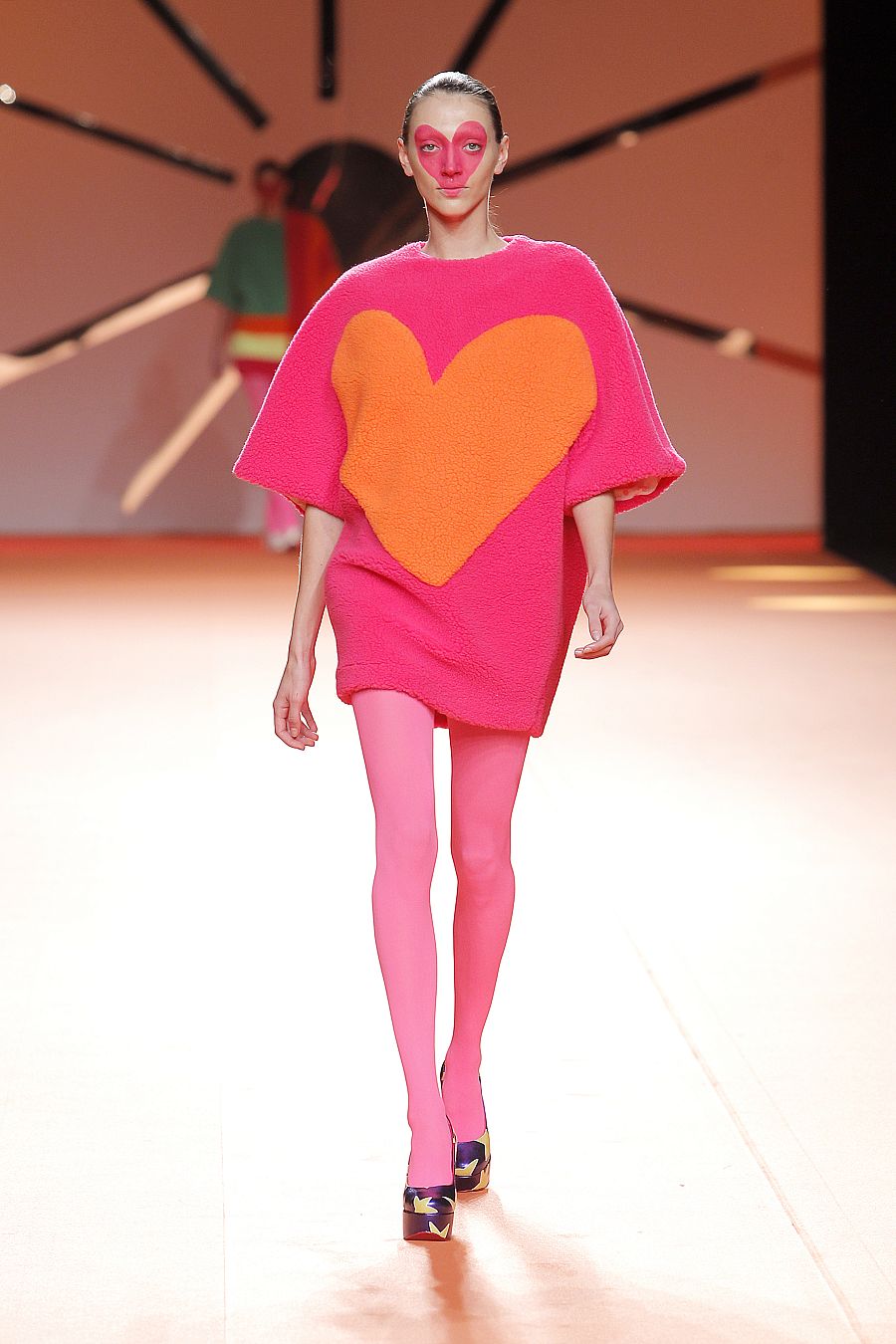 Modelo con uno de los vestidos de Ágatha uiz de la Prada