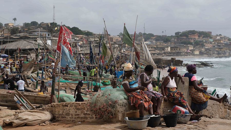 Escena de muejeres pescadoras en Ghana en la serie documental 'Atlántico'