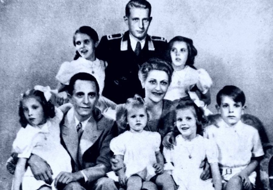 Imagen muy conocida de los familia Goebbles, montaje que incluye al hijo mayor de Magda, Harald Quandt