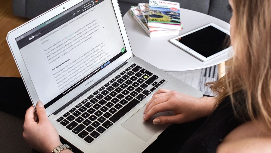 Aunque ahora no vayamos a la oficina, unas manos bien arregladas dirán mucho de nosotros en las reuniones de teletrabajo