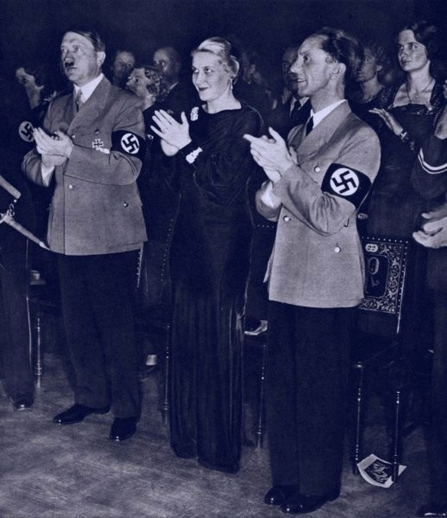 Magda Goebbles junta a Adolf Hitler y su marido Joseph Goebbles en un acto del partido nazi