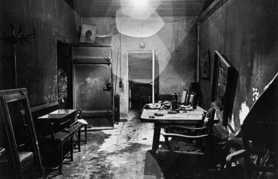 La sala de la zona privada del búnker de Hitler, con sus habitaciones a la izquierda. A la derecha, las de los Goebbles, donde murieron los seis niños