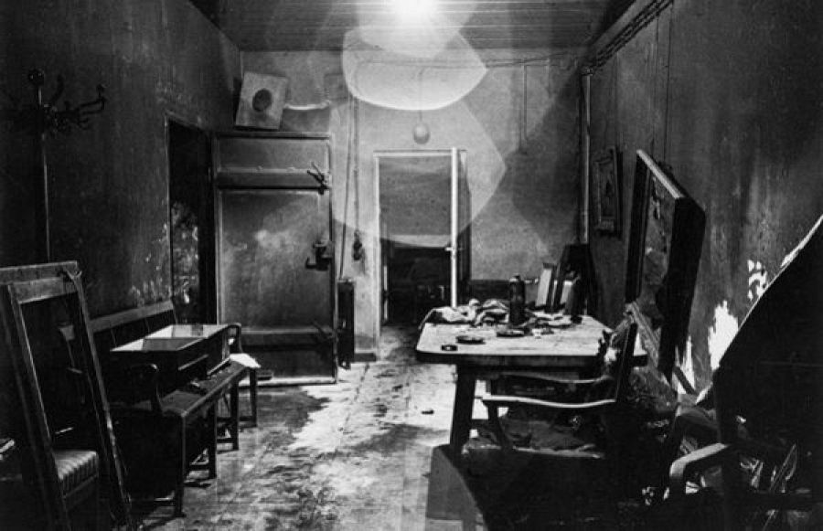 La sala de la zona privada del búnker de Hitler, con sus habitaciones a la izquierda. A la derecha, las de los Goebbles, donde murieron los seis niños